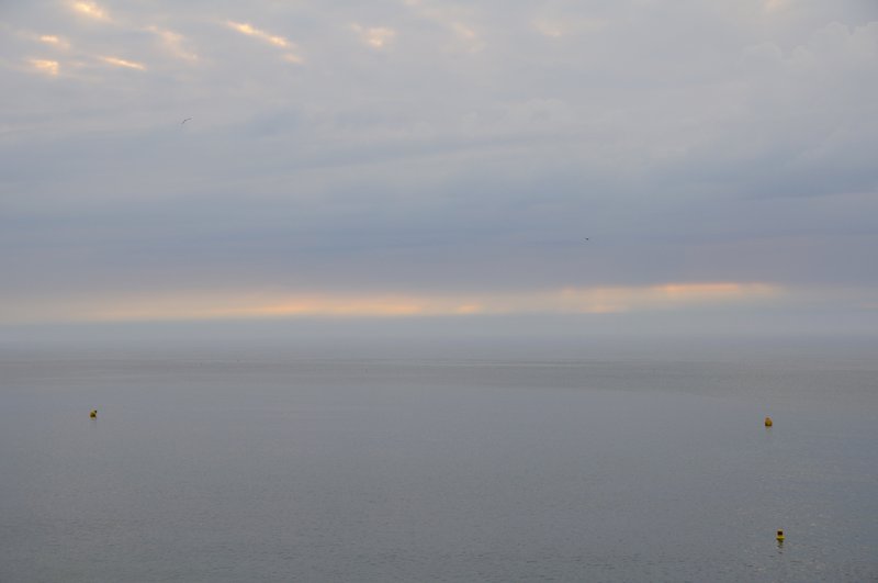 象鼻海岸Etretat<br>清晨的海邊，雖然沒有豔麗的日出。但是在厚重的雲彩襯托下，倒有一份神秘感。<br/>