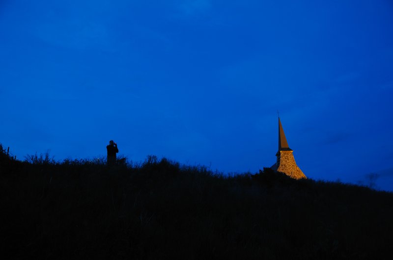 象鼻海岸Etretat<br>海岸邊山坡上的小教堂，夜裡點著燈，照出旅人的方向。<br/>