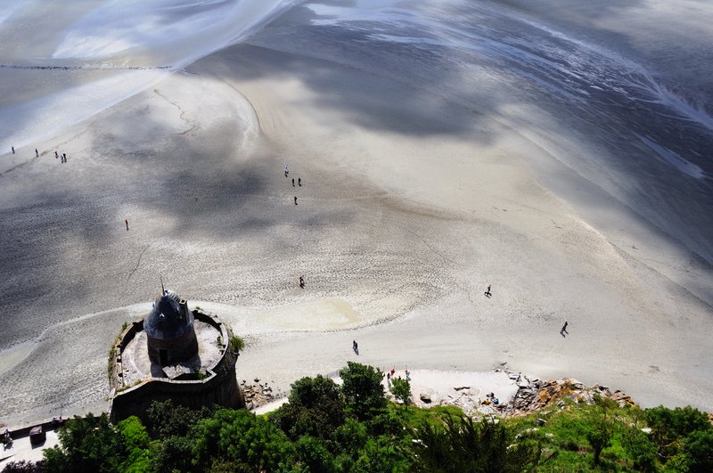 聖米歇爾山Mont-Saint-Michel<br>由於修建堤道，破壞海水原有漲落規律，海灣的流沙淤泥日益嚴重，聖米歇爾山成為海中孤島的景觀已不復見。為恢復昔日獨特景觀，法國政府目前正在進行計畫，將現有的堤道拆除改建成橋，既便利人們前往島上，讓海水流過橋下，重見海中孤島景象。<br/>