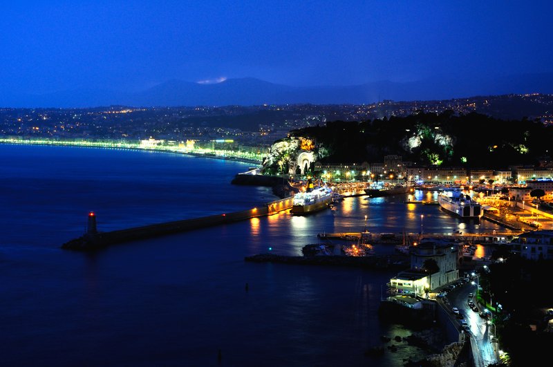 尼斯Nice<br>華燈初上的尼斯港口有點少人，不過遠方最亮處的"英國人大道"，卻熱鬧非凡。<br/>