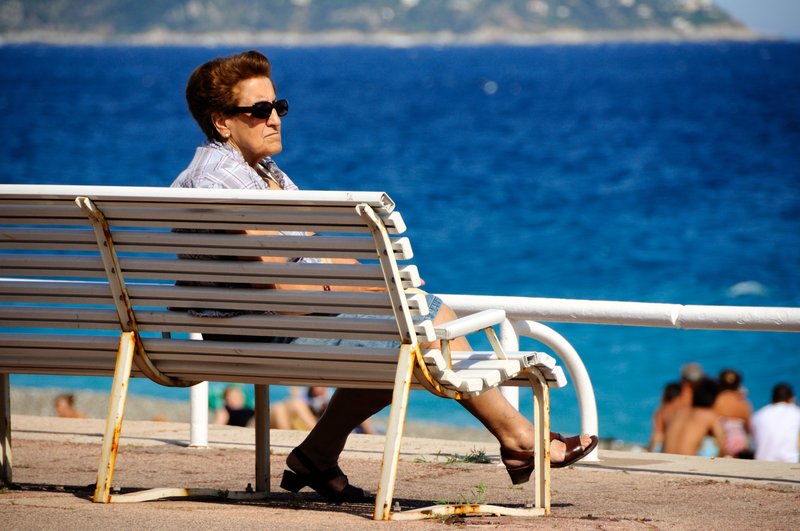 尼斯Nice<br>即使是阿媽，即使是海邊曬太陽，一身的行頭也是很稱頭。<br/>