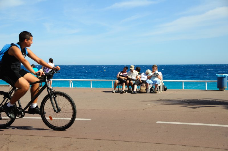 尼斯Nice<br>尼斯的"英國人大道"就在海邊，湛藍的海景，那就是地中海才有的藍。<br/>