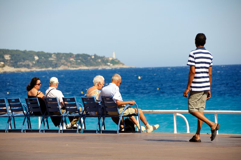 尼斯Nice<br>太過份了，連阿媽都穿細肩帶，啊！比基尼的相片到那裡去了！<br/>