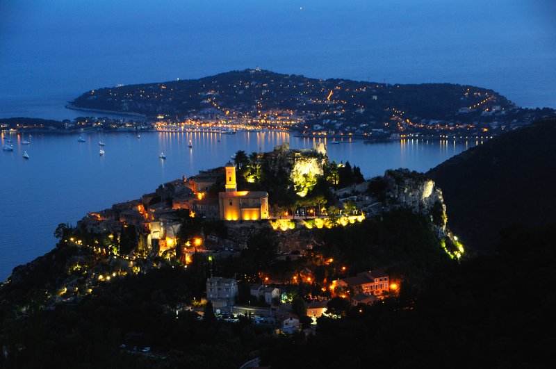 艾茲Eze<br>從後方的山上俯瞰Eze的夜景，一盞盞燈光像似在蔚藍海岸，鑲嵌上一顆顆寶石。<br/>