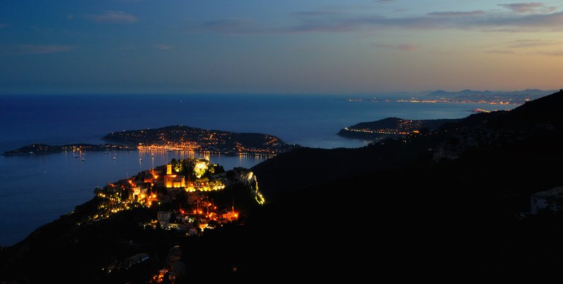 艾茲Eze<br>從山頂上看夜景，蔚藍海岸一覽無遺，近處的是Eze，遠處的是尼斯Nice,最遠方的是安提布Antibes。<br/>