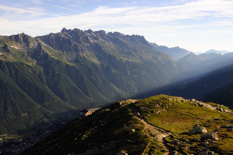 夏摩尼-白朗峰 Chamonix Mont Blanc<br>清晨陽光斜射在山頭上，山中小屋好像積木一樣可愛。<br/>