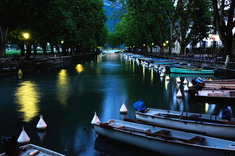 安錫Annecy<br>雨夜裡無人的河道旁，只有暈黃的路燈與搖晃的船影，陪伴著拍照的我。<br/>