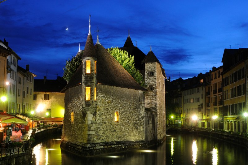 安錫Annecy<br>大雨打亂了既定的夜景拍攝行程，晚餐後雨中沿著湖畔散步，隨著天色漸漸暗下呈現美麗的寶藍色，雨也慢慢停了，安錫最有特色的建築物-小島宮(Palais de I'Isle)此刻投射燈也亮起來。天空一片烏雲剛好散去，可愛的彎月映入眼簾，一幅美麗的畫就在眼前，好幸福的夜晚!<br/>