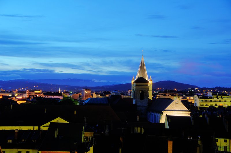 安錫Annecy<br>站在旅館房間的窗台前，安錫舊城的美景就在眼前，夜景得來全不費功夫。<br/>
