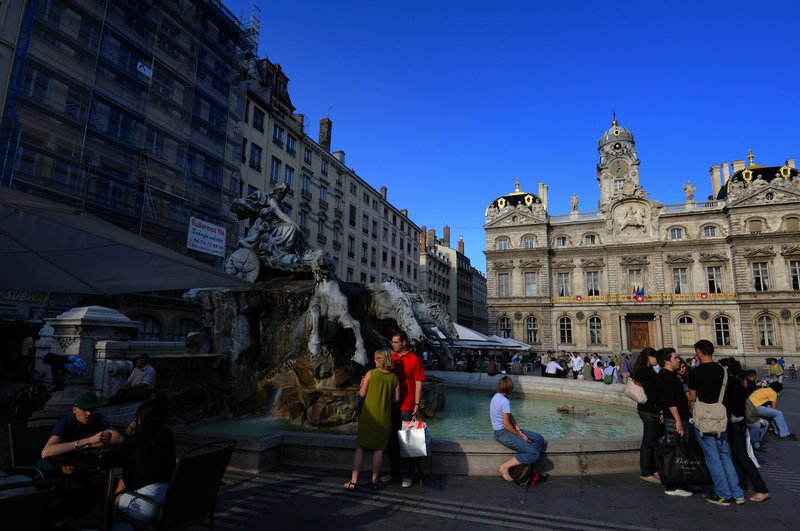 里昂Lyon<br>泰爾烏廣場是里昂最有趣的一座廣場，廣場上佈滿了69個迷你的噴水池，白天是著名的音樂噴泉，到了晚上則是燈光秀表演場所。<br/>