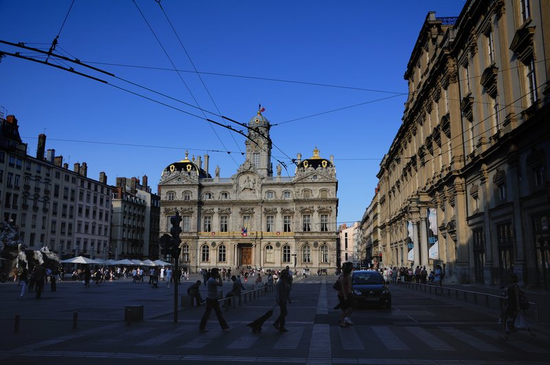 里昂Lyon<br>市政廳的正門口就對著泰爾烏廣場，當年是公開執行死刑的場所，如今是觀光客聚集處。<br/>