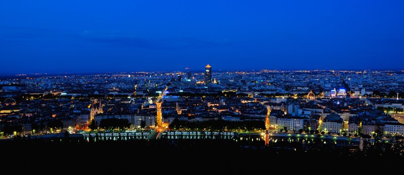 里昂Lyon<br>搭乘電纜車去山上，在 Fourviere聖母院看夜景。<br/>