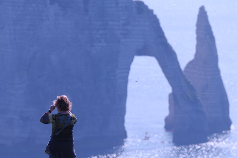 象鼻海岸Etretat<br>「一隻大象把鼻子伸進了大海」已經很稀奇，在Etretat卻有兩隻象鼻子聳立在海岸邊。壯麗絕妙的鬼斧神工，是遊人最愛。<br/>