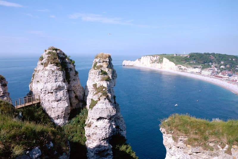 象鼻海岸Etretat<br>爬上南邊的山坡，我們正站在大象的頭頂上。這裡風很大海很藍。<br/>