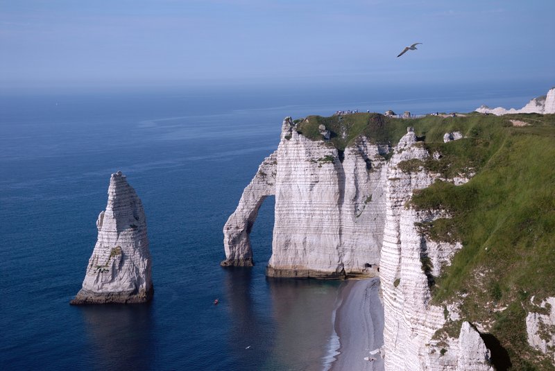象鼻海岸Etretat<br>從後方的山頂看象鼻真的很「象」，我們跟海鳥一樣高。<br/>