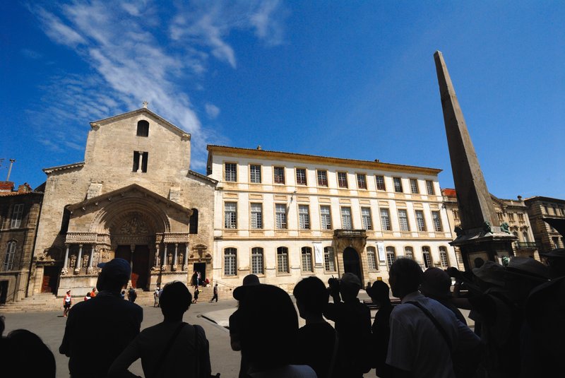 亞爾 Arles<br>聖托菲姆教堂前的廣場，一群日本觀光客正認真聽著，導遊努力的解說。教堂正門雕刻著「最後審判」的聖徒與使者，建於12世紀。<br/>
