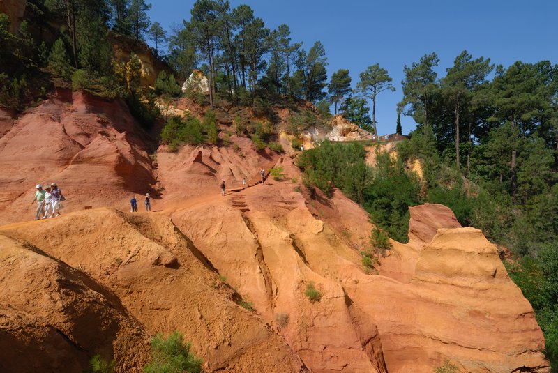 胡西庸Roussillon<br>紅土山城的胡西庸旁，有座自然公園，那是昔日的採石場。 此區以紅土土質聞名，整個村莊的建物都用紅土來做牆面的塗料。<br/>