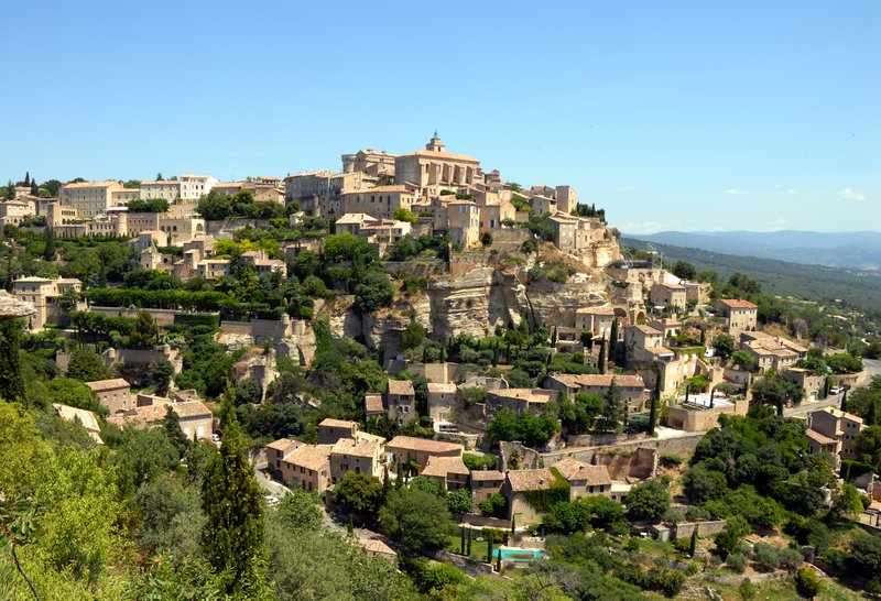 勾禾德Gordes<br>勾禾德是依山而建的古城，也是普羅旺斯非常著名的觀光勝地，灰白的層層建築櫬著藍天煞是好看，曾經吸引許多藝術家在此停留。<br/>
