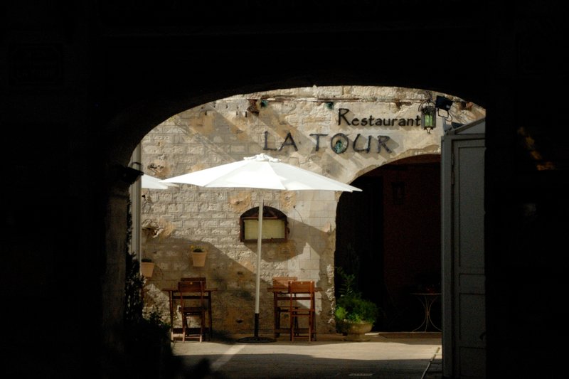 亞維農 Avignon<br>熱鬧的街道上有間幽靜的小餐館。<br/>