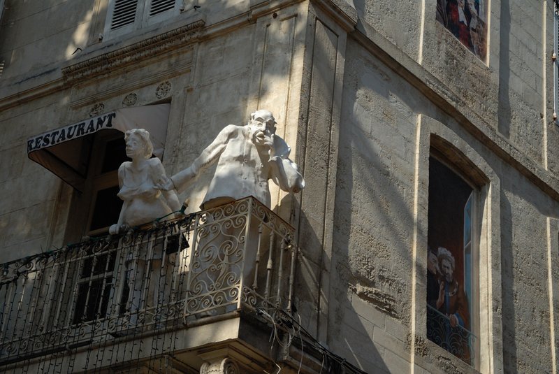 亞維農 Avignon<br>亞維農是普羅旺斯最熱鬧的城市，也是歐洲的藝術文化重鎮。城內許多建築物，均有精美的雕塑裝飾。<br/>