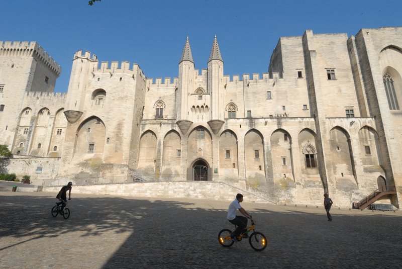 亞維農 Avignon<br>教皇宮，有著世界最大且最美的房子之稱。中世紀期間，教皇因派系鬥爭而出走羅馬，選定亞維儂為駐地，期間經歷了七位教皇，歷任教皇將原有主教的府邸改建成教皇宮，內部極盡豪華奢靡之能事。<br/>