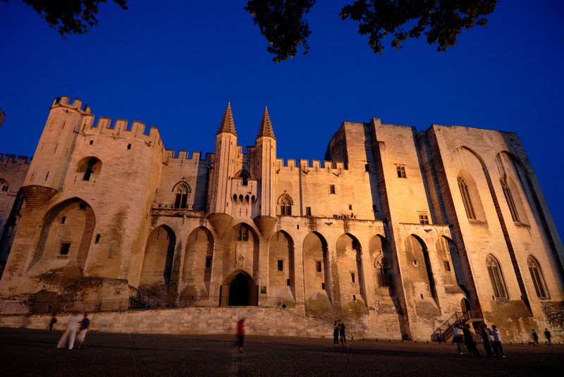 亞維農 Avignon<br>打著燈光的教皇宮，城堡外圍宏偉的城樓，夜裡更顯得氣派非凡。<br/>