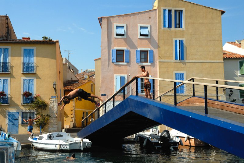 Martigues馬迪格斯<br>熱情的法國小孩，看到有人拍照便跳的更起勁。<br/>