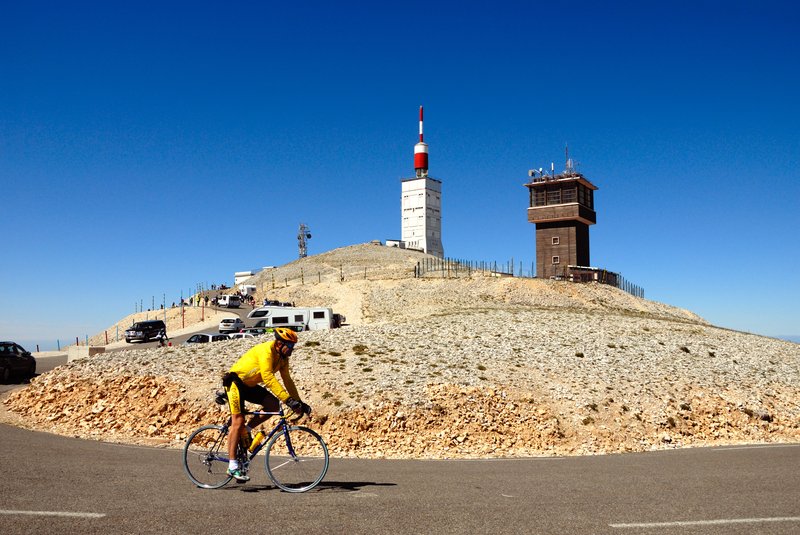 馮杜山Mont Ventoux<br>普羅旺斯的最高峰Mont Ventoux，山高約1916米，因為有拔地而起的氣勢，又稱「普羅旺斯巨人」。此山以風大著稱，山頭也因此寸草不生，故又得名「禿頂山」。這也是今年環法自行車賽的第20站終點(2009/07/25)。<br/>