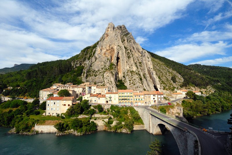 希斯特洪Sisteron<br>位在山頭上的中古世紀防禦型碉堡，土黃色的碉堡經歷數百年仍然翊立不搖，在普羅旺斯的迷人光線下更顯的古樸幽靜，站立在碉堡上可以俯看整個Sisteron山城，小小的山城被護城河環繞著，特別覺得與世無爭的寧靜悠雅。<br/>