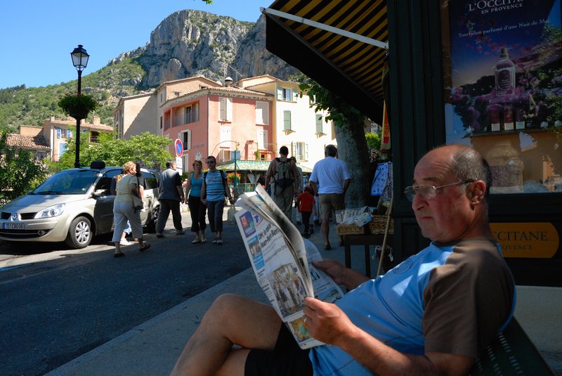 Moustiers-Sainte-Marie<br>悠閒的周日，阿伯在歐舒丹店門口看報紙，等待入內血拼的老婆。<br/>