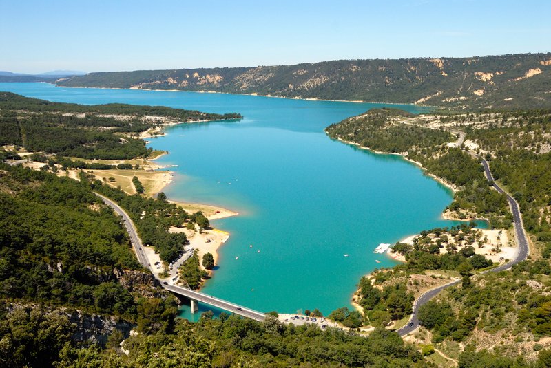 聖十字湖<br>在蜿蜒的山間小路繞了許久，右邊的小溪谷，突然間豁然開朗，聖十字湖以壯闊的姿態、湛藍的水色呈現在我們眼前。<br/>