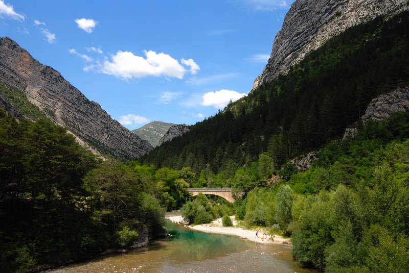 維東峽谷Gorges du Verdon<br>維東峽谷號稱世界第二大峽谷，峽谷總長25公里，深700餘米，這裡有萬丈的絕壁，潺潺的小溪，清可見底的湖水，更有連綿的山巒。<br/>