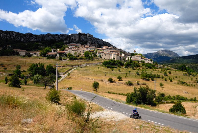 維東峽谷Gorges du Verdon<br>維東峽谷號稱世界第二大峽谷，峽谷總長25公里，深700餘米，這裡有萬丈的絕壁，潺潺的小溪，清可見底的湖水，更有連綿的山巒。<br/>