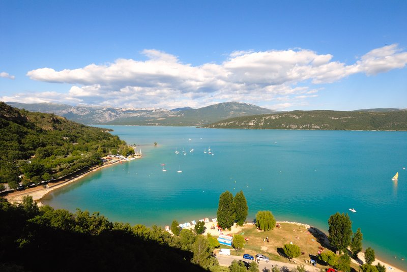Sainte-Croix-du-Verdon<br>湖邊的小鎮是戲水，玩風帆的好所在。<br/>