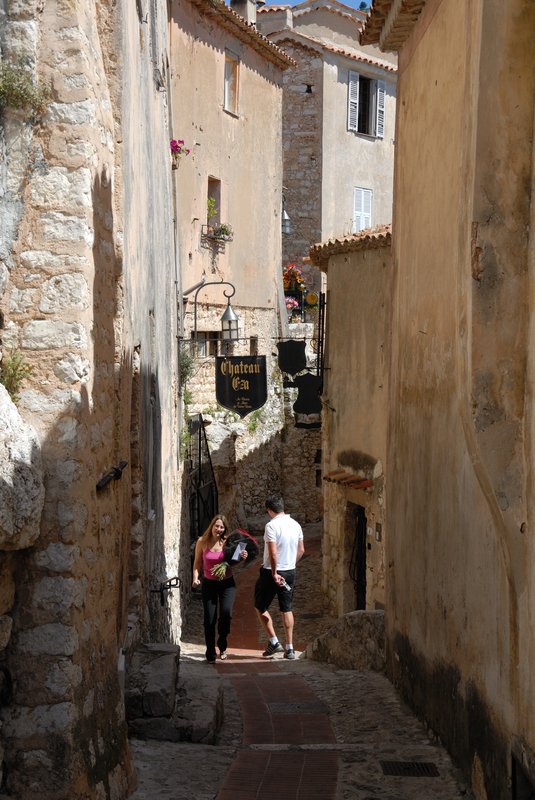 艾茲Eze<br>小鎮的街頭有點狹窄？<br/>