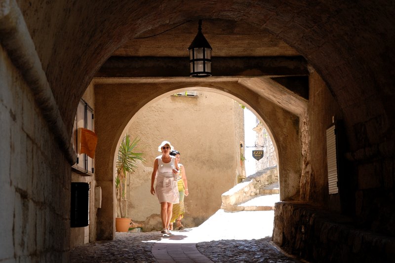 艾茲Eze<br>沿山路拾級而上，陡峭的階梯，彎曲的舊城街道，每一個轉彎處都有新的驚喜！<br/>