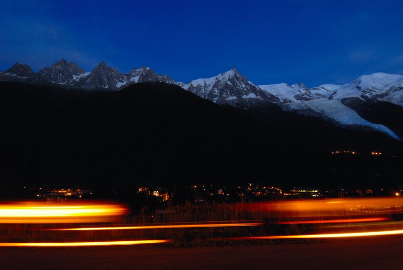 夏摩尼-白朗峰 Chamonix Mont Blanc<br>夏天的歐洲要拍夜景，往往要等到晚間１０以後，拍完這張我就可以收工，回旅館睡覺了！<br/>
