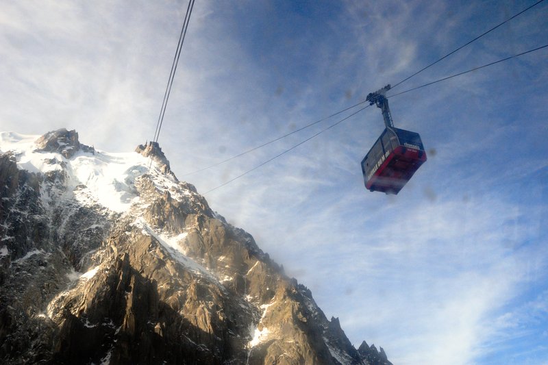 夏摩尼-白朗峰 Chamonix Mont Blanc<br>一早搭乘纜車由夏摩尼(標高1035公尺)上到南針峰(標高3842公尺)， 連接兩地的纜繩斜度之大， 猶如搭乘電梯般的直線上升。<br/>