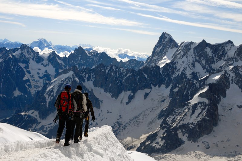 夏摩尼-白朗峰 Chamonix Mont Blanc<br>熱愛刺激的登山客，結著繩隊一步步走向冒險的旅程。<br/>