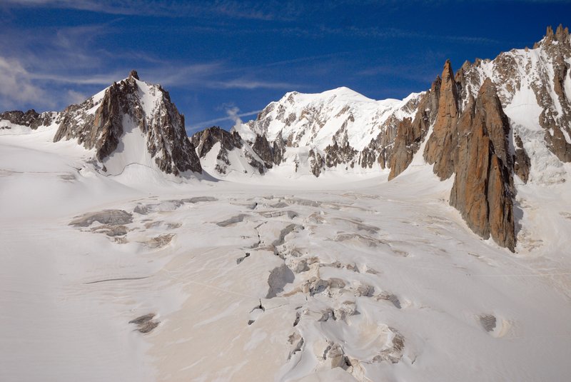 夏摩尼-白朗峰 Chamonix Mont Blanc<br>這次運氣很好，天氣很好，南針峰往義大利的纜車有開放。從義大利的方向看白朗峰，更顯得開闊與壯麗。<br/>