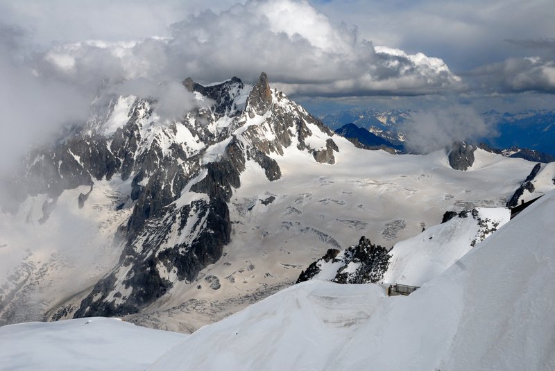 夏摩尼-白朗峰 Chamonix Mont Blanc<br>高山上天氣變化很大，雲與霧好像在幫山峰化菕A而我則是伺機而動的狗仔隊。<br/>