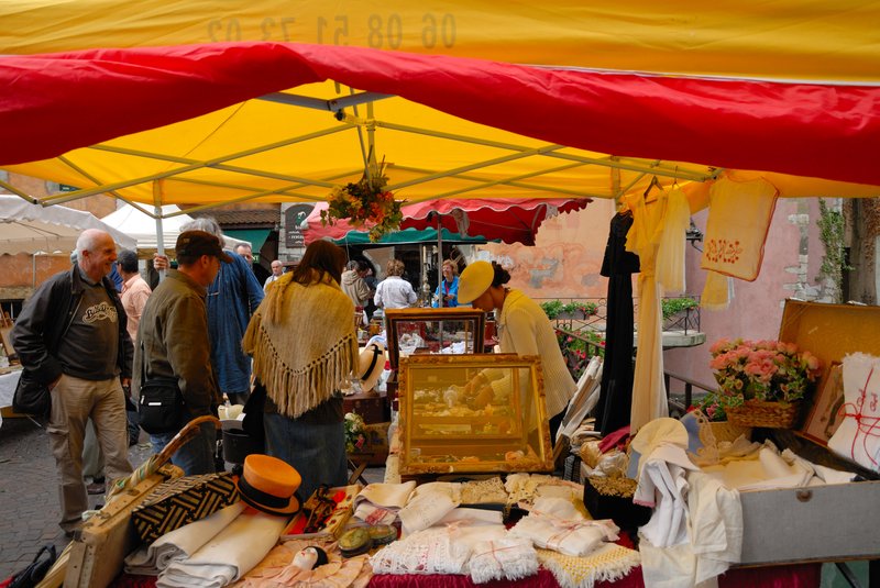 安錫Annecy<br>週末上午，販賣各式各樣新舊物品的攤販，散佈在安錫舊市區街道及運河橋上， 喜歡逛市集的朋友千萬別錯過挖寶的機會喔!<br/>