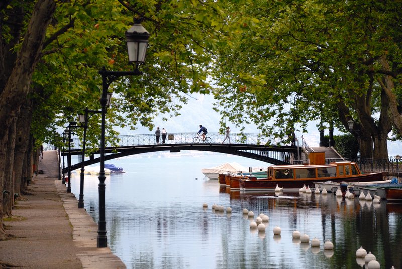 安錫Annecy<br>安錫是法國薩爾瓦高地區首都，是法國最美麗的城市之一，可沿著湖畔在大片草原上散步或騎乘自行車，也可以坐船一邊喝下午茶一邊欣賞湖光山色。<br/>