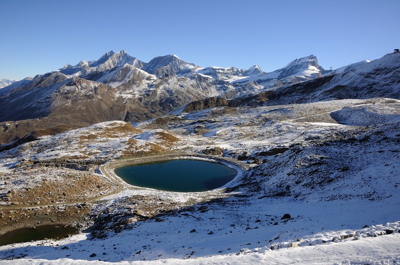 馬特洪峰山區 Matterhorn<br>點點白雪妝扮山頭，遠處的湖泊是下午要建行的目標。<br/>