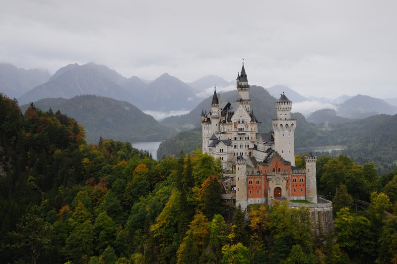 新天鵝堡 Schloss Neuschwanstein<br>這可能是目前唯一看到，下雨的新天鵝堡正面照。這種連日下雨的天氣，專業攝影師不會出門拍照，因為下雨天的新天鵝堡不夠漂亮，這樣的明信片沒有人會買。<br/>