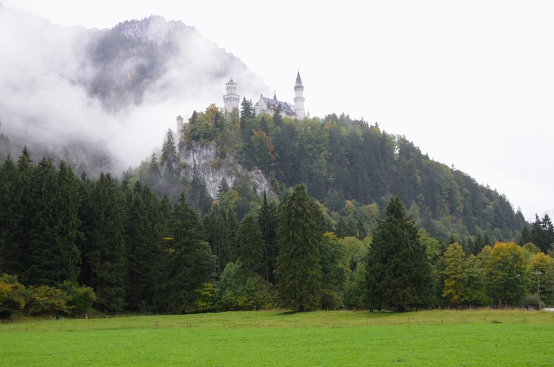 新天鵝堡 Schloss Neuschwanstein<br>雲霧中的新天鵝堡，有點神秘。<br/>
