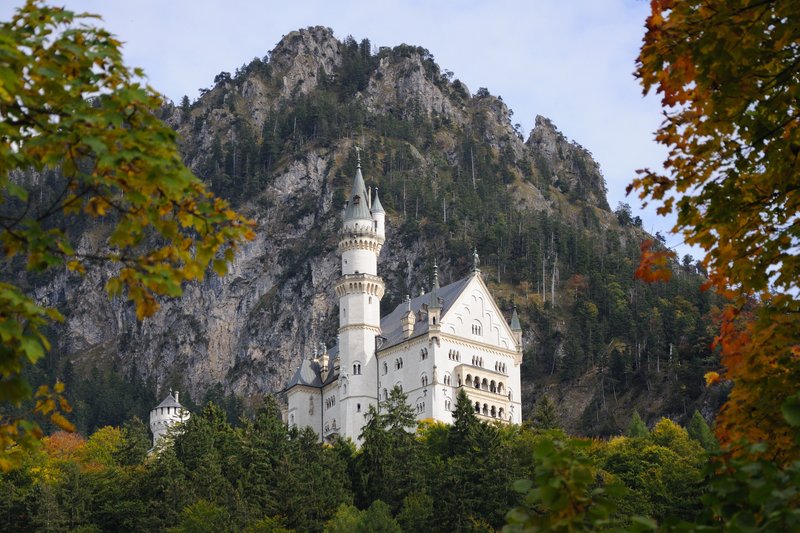 新天鵝堡 Schloss Neuschwanstein<br>下午天氣轉好，有著楓葉的襯托下，新天鵝堡更漂亮了。<br/>