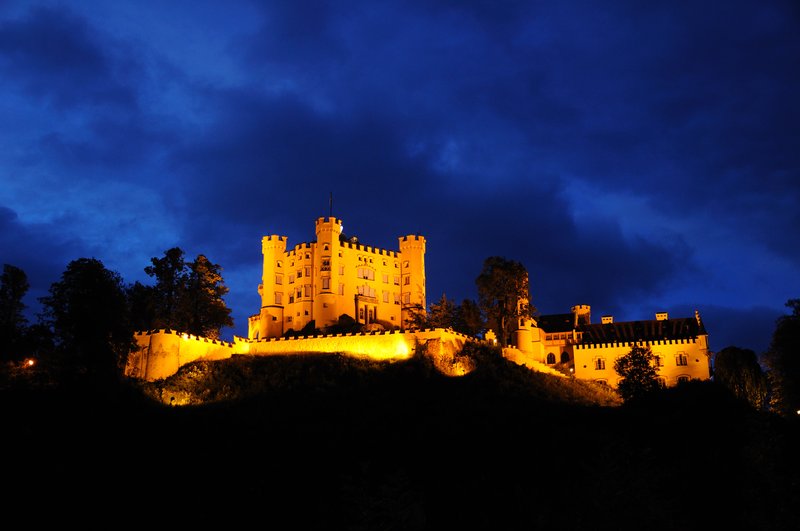 新天鵝堡 Schloss Neuschwanstein<br>舊天鵝堡的夜景，在路旁停車撿到的。<br/>