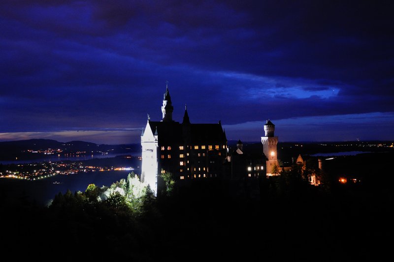 新天鵝堡 Schloss Neuschwanstein<br>很輕鬆拍到的新天鵝堡夜景，晚間七點過後，往瑪麗安橋的山路沒有管制，開車10分鐘上山拍夜景。<br/>