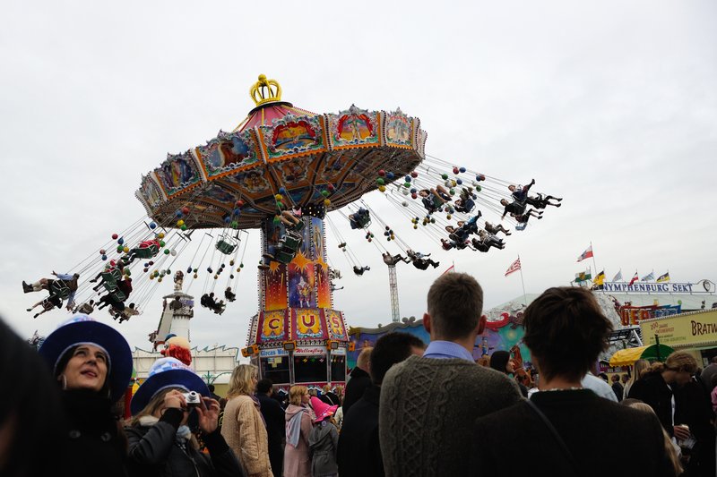 慕尼黑啤酒節 Munich Oktoberfest<br>很歡樂的氣氛，可惜我LKK不敢坐。<br/>